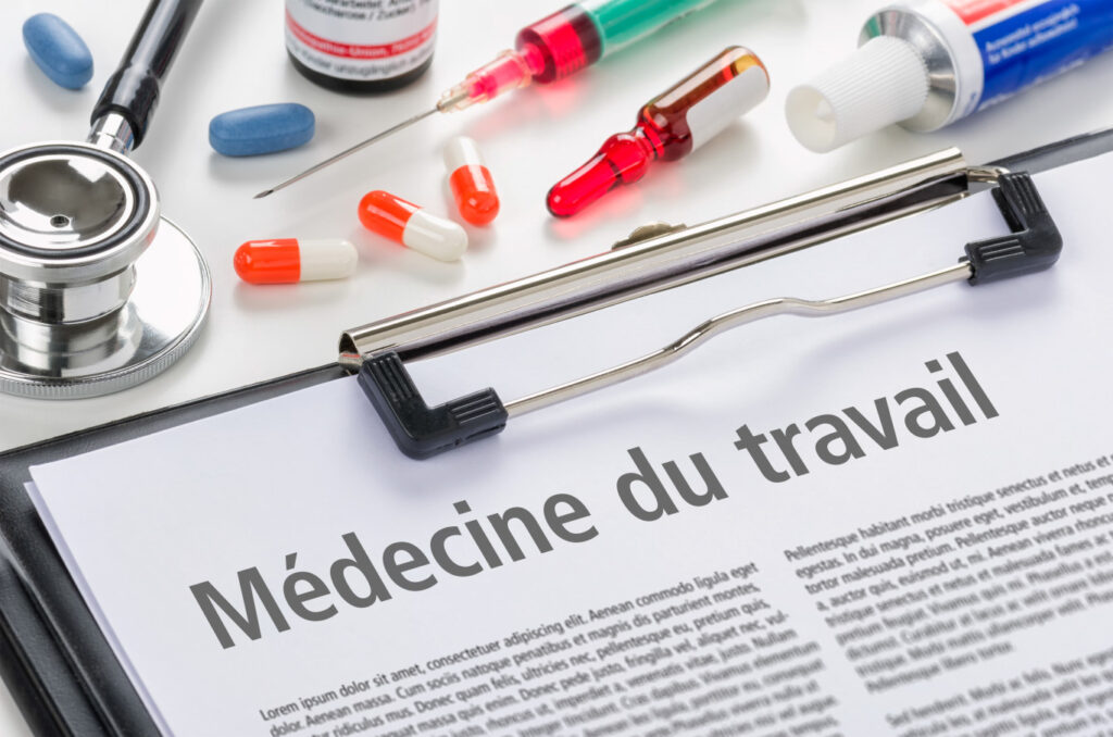 Santé au travail : le rôle du médecin du travail

Soumis au secret médical, le médecin du travail est un acteur central de la prévention des risques professionnels. Sa mission principale consiste à veiller sur la santé des travailleurs en évaluant et en contrôlant tous les problèmes pouvant être liés aux conditions de travail.

Le médecin du travail intervient pour :

●       Contrôler l’hygiène de l’environnement de travail

●       Améliorer les conditions de travail

●       Prévenir contre le harcèlement

●       Adapter le rythme de travail selon la sécurité et la santé des employés

●       Protéger les salariés contre les nuisances

●       Effectuer des visites médicales périodiques

●       Réaliser des enquêtes épidémiologiques…

En effet, le rôle de ce professionnel de santé est d’effectuer des examens médicaux ou de mener des actions sur le milieu de travail, à savoir :

L’identification des risques professionnels

Les conseils en matière d’organisation des services d’urgence

L’animation de campagnes de sensibilisation

La formation aux risques spécifiques…

  Suivi de l’état de santé des salariés
Tout employé nouvellement recruté doit bénéficier d’une première visite médicale avec un médecin du travail. À partir de l’analyse des conditions de travail, il établit un lien entre la santé et le travail. Il n’effectue pas de soins médicaux et ne fait pas d’ordonnance ou d’arrêt de travail. Son rôle est de s’occuper des aspects cliniques et préventifs relatifs à la santé des salariés par rapport à leur environnement de travail.

Après la visite initiale, le renouvellement de la visite d’information et de prévention est possible selon une périodicité de 3 ans à 5 ans. De plus, un suivi médical individuel est offert aux employés affectés à un poste qui présente des risques particuliers pour leur sécurité ou leur santé. Des visites peuvent également avoir lieu dans des circonstances particulières, notamment :

●        La visite à la demande de l’employeur, du travailleur ou encore du médecin du travail

●       La visite de reprise après un arrêt de travail…

L’évaluation, le contrôle, la gestion et la réadaptation ayant trait aux blessures, aux maladies professionnelles et à toutes les affections pouvant avoir une incidence sur la capacité à travailler sont donc les missions du médecin du travail.

 Quand consulter un médecin du travail ?
Au sein de toute entreprise, l’évaluation des risques professionnels est primordiale pour les identifier d’abord et pour les classer par la suite afin de mettre en place des actions de prévention. C’est l’étape la plus importante d’une politique de santé et sécurité au travail.

Dans ce sens, le médecin du travail admet un rôle très important puisqu’il pratique une santé de prévention en proposant des solutions fiables. Il préconise et valide la reprise ou non d’une activité professionnelle ainsi que son arrêt.

Pour vérifier les aptitudes physiques et mentales du salarié et pour assurer ses activités professionnelles, l’employé doit passer des visites médicales avec un médecin du travail, dès son embauche et tout au long de sa vie en entreprise. Il est conseillé de prendre contact avec le médecin du travail avec l’accord du patient pour demande d’avis :

●       Sur les répercussions d’une déclaration de maladie professionnelle sur l’emploi du salarié

●       Sur l’origine professionnelle possible de la pathologie

Pour orienter l’employeur vers la protection de l’employé en matière de santé et de sécurité, le médecin du travail peut être contacté concernant :

●       Les conditions de travail

●       Les risques professionnels dans une entreprise

●       Un harcèlement moral ou sexuel

●       La consommation d’alcool et de drogue dans le milieu de travail…